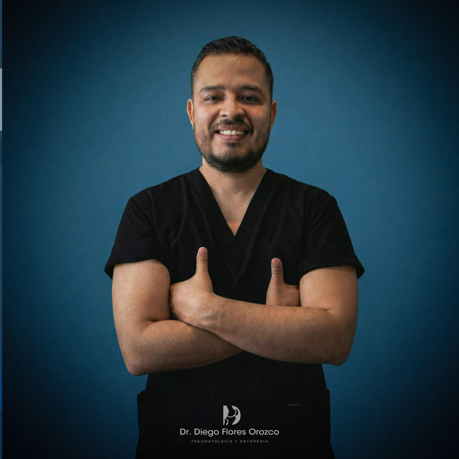 Dr. Diego Flores en consultorio