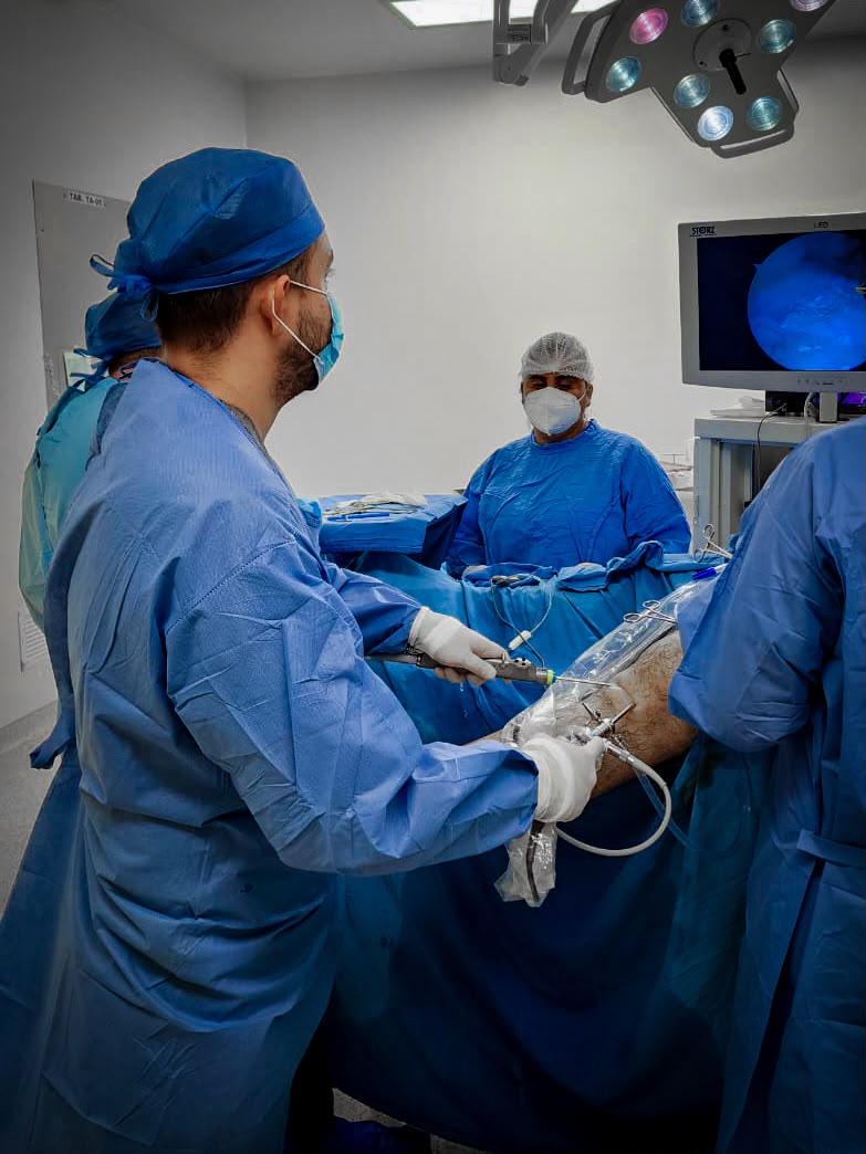 Dr. Diego Flores en quirófano